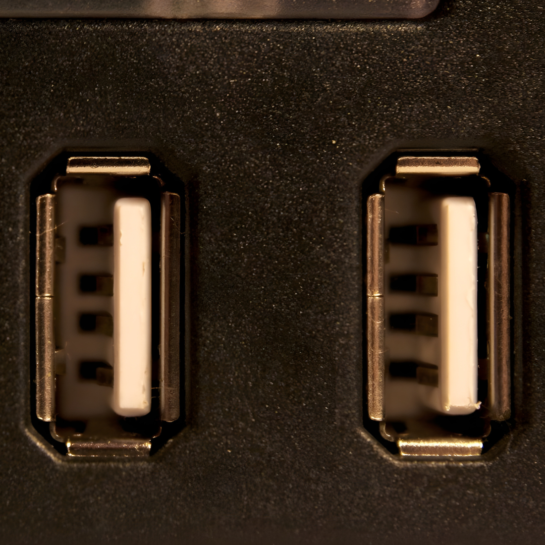 Porty USB w panelu biurka