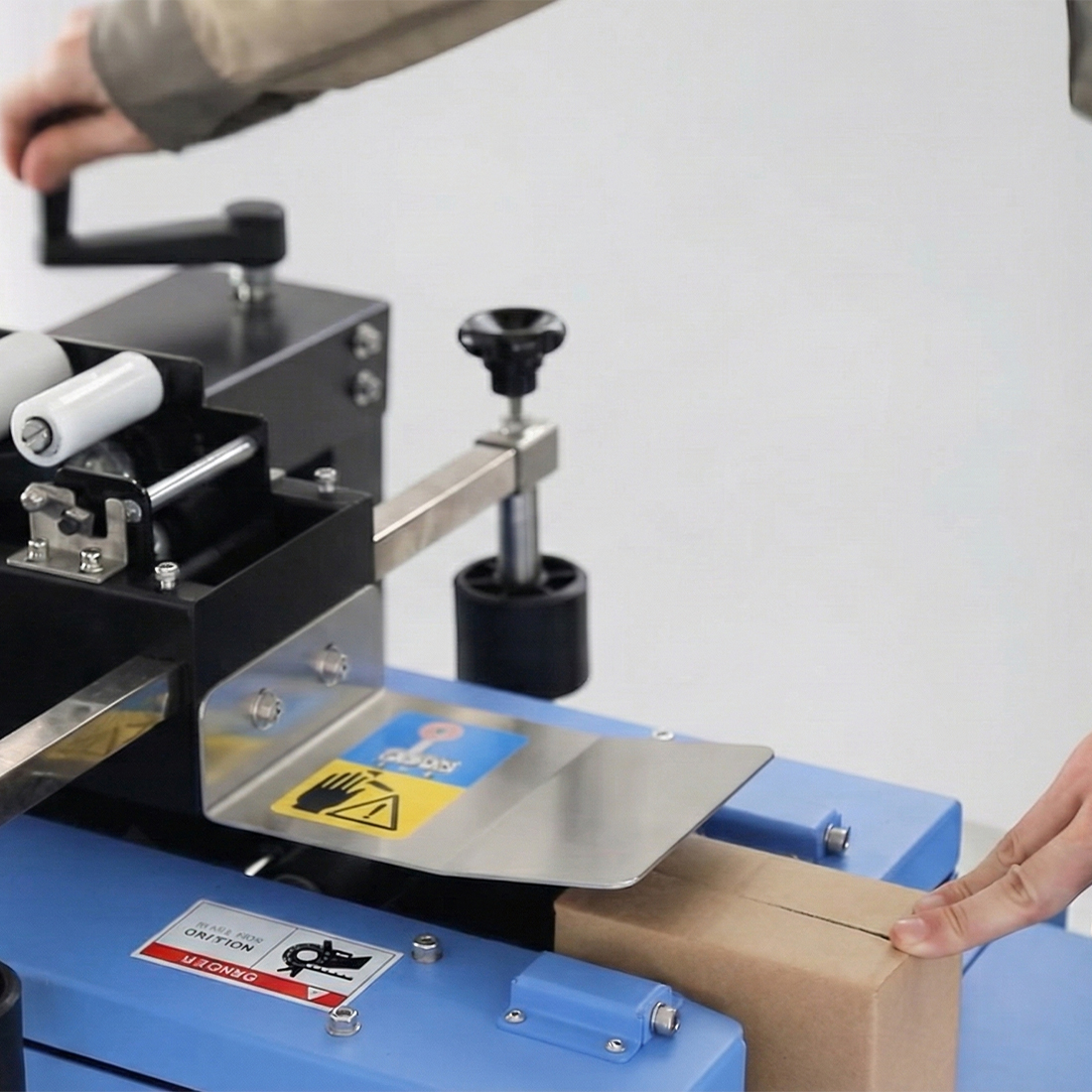 zblizenie-na-zaklejanie-malego-kartonika-w-zaklejarce-bublaki-bm-cs01