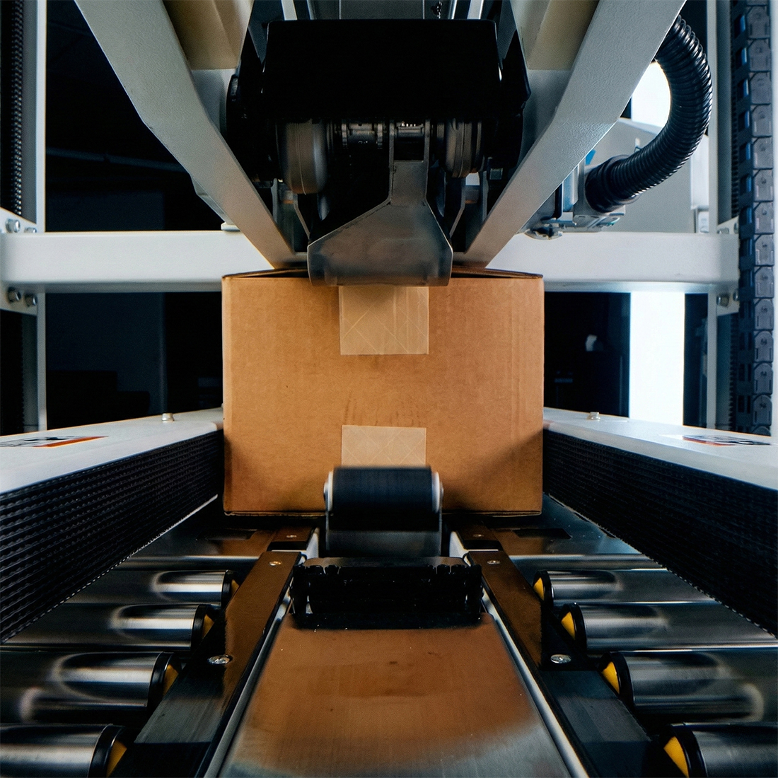 wizualizacja-z-wnetrza-zaklejarki-automatycznej-w-trakcie-pracy-zaklejania