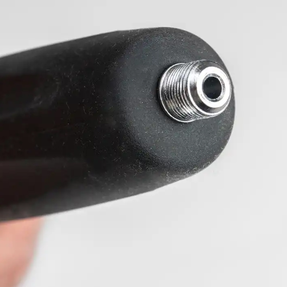 Ergonomiczna rękojeść narzędzia Jonard RF-12 zapewnia wygodę i kontrolę