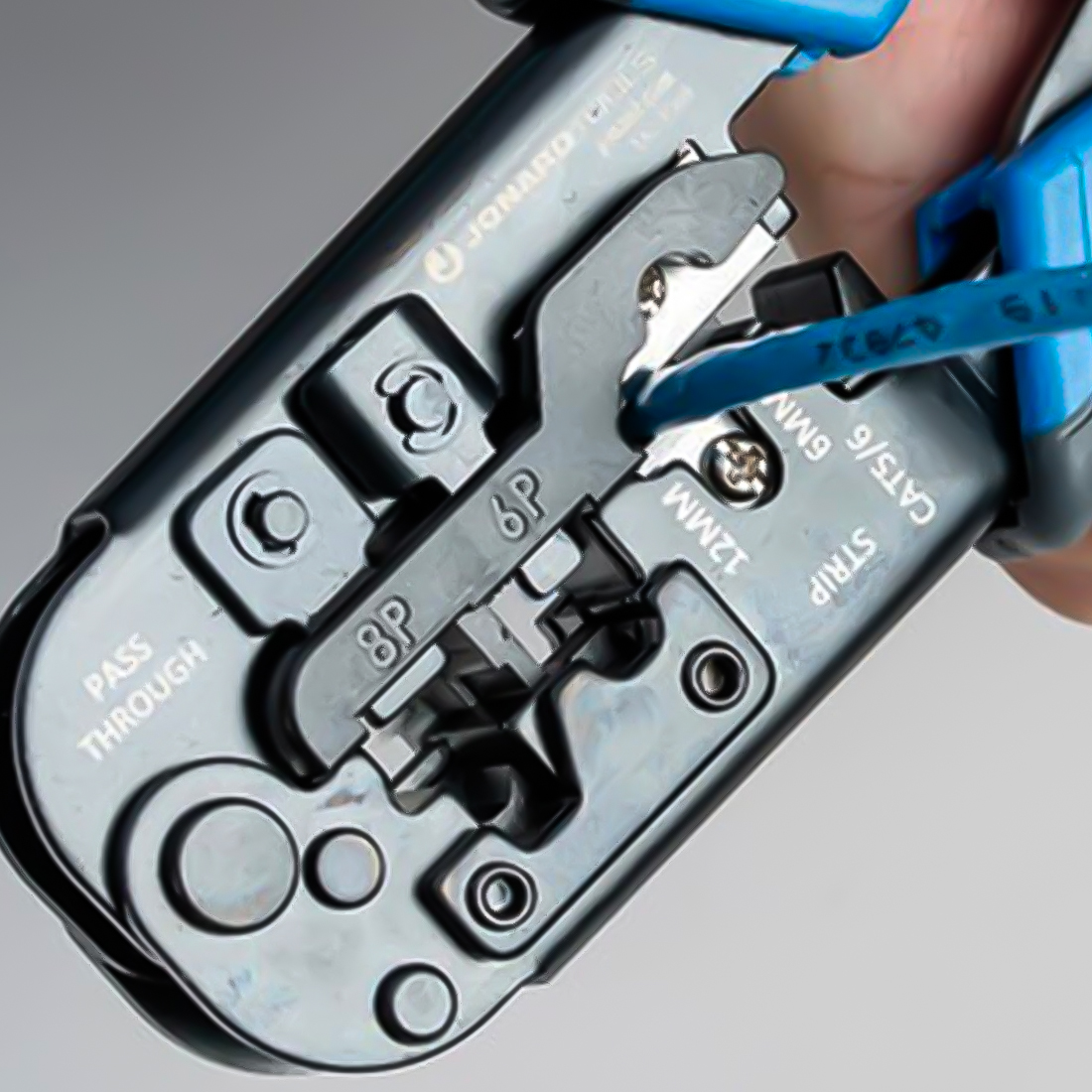 RJ45 pass-through – przycinanie na równo