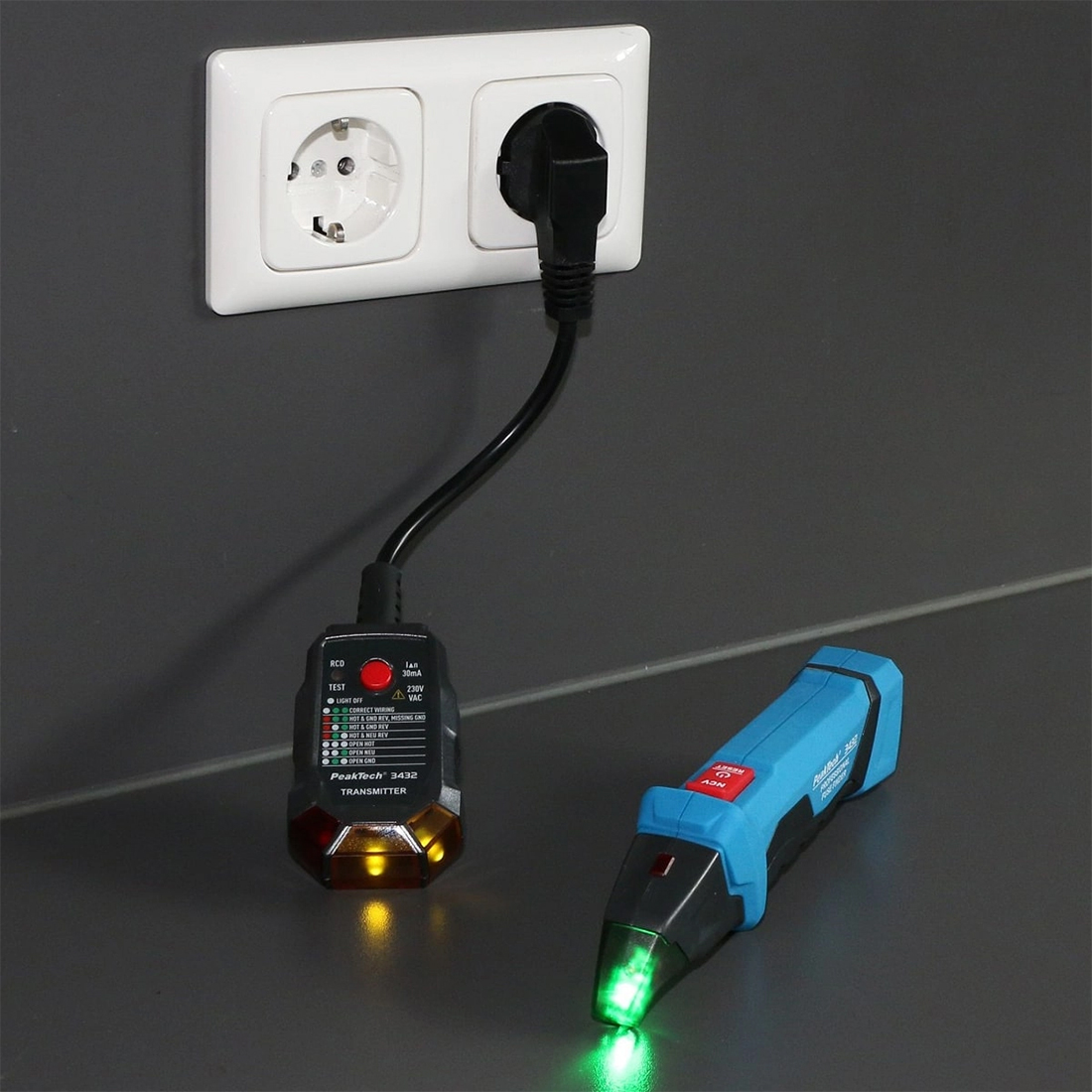 Wskaźnik LED i test RCD w urządzeniu PeakTech 3432