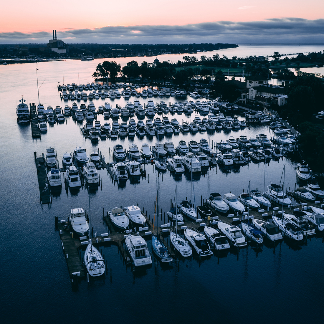 OMNI-402-5G na maszcie jachtu – antena LTE/5G odporna na korozję, sól i UV