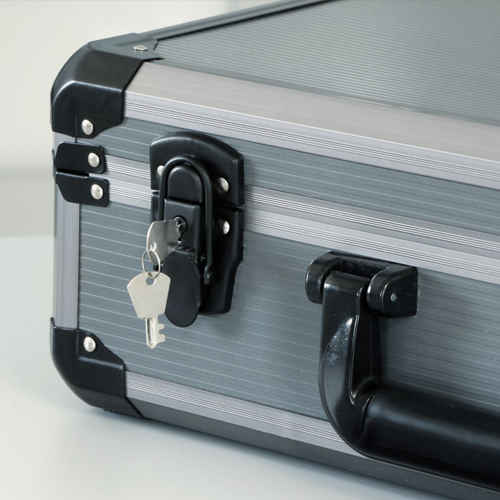 bezpieczna walizka PeakTech 7335, zamki zatrzaskowe walizki, ochrona zawartości walizki, PeakTech 7335 opis, zamykana walizka ochronna, walizka z bezpiecznym zamkiem, walizka do transportu narzędzi i sprzętu, walizka z zamkiem zatrzaskowym, ochronna walizka PeakTech 7335, profesjonalna walizka warsztatowa z zamkiem