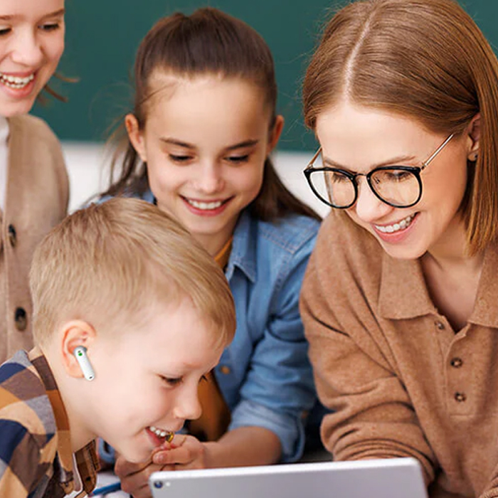 tłumacz grupowy, tłumacz dla wielu osób, konferencje tłumaczenie, słuchawki edukacyjne, tłumacz dla zespołu, WT2 Edge grupa, tłumaczenie spotkań, tłumaczenie wieloosobowe, słuchawki wielomówca, nauka języków tłumacz