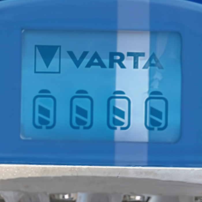 ładowarka z wyświetlaczem LCD, VARTA LCD Charger, stan naładowania baterii, podgląd ładowania, ekran LCD, inteligentne ładowanie, ładowanie akumulatorów, kontrola ładowania, wizualizacja procesu ładowania, VARTA ładowarka LCD